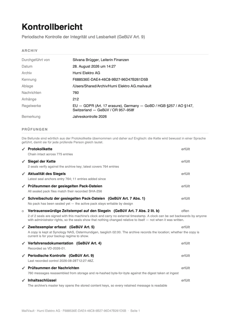 Seite eins eines Kontrollberichts aus MailVault: Kopfdaten des Archivs, geprüfte Punkte mit Verweis auf die GeBüV und der Vermerk zu einer offenen Anforderung.